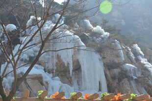 冬日山间壮观冰瀑景观