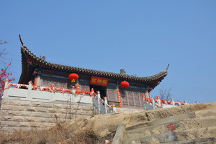 中式古建筑前的游客景象