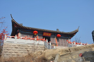 中式古建庙宇 檐角挂红灯