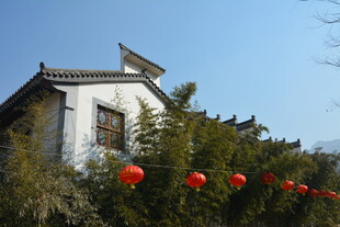 中式古宅挂红灯笼景致