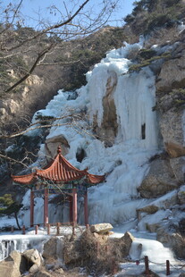 山间冰瀑下的古典亭阁
