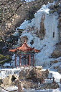 雪覆山间古亭美景