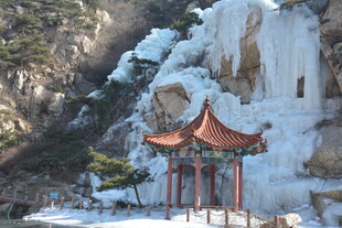 冬日山间亭阁冰雪景致