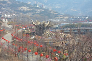 山间挂红灯笼的喜庆小路