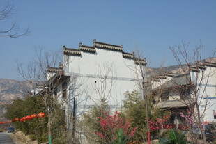 白墙黛瓦的中式传统建筑