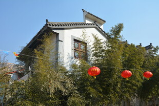中式古宅挂红灯笼