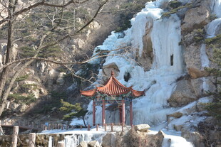 冬日山间亭景 冰瀑相伴