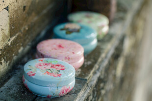 多彩印花小铁盒整齐排列