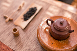 古朴茶壶与茶具摆设于桌