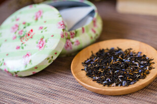 精致茶盒与木盘茶叶