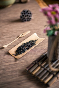 木质桌面的养生食材与花卉