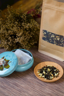 古风茶具与袋装茶叶展示