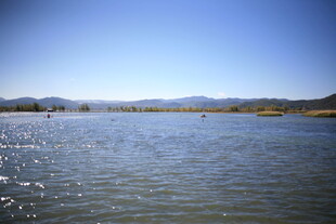 宁静湖水与远处山峦景色