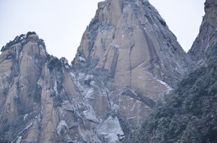 巍峨险峻的壮丽山峰
