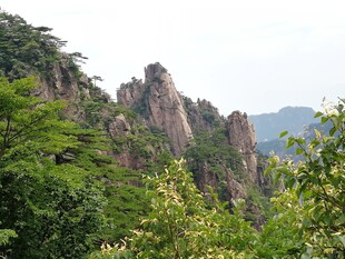 奇峰罗列的秀丽山间景色