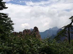 山林间的奇峰美景