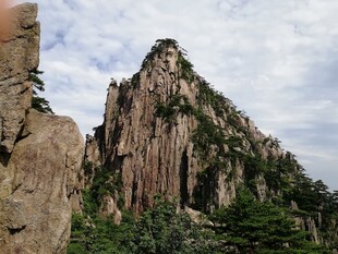 巍峨峻峭的壮丽山峰