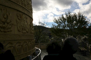 游客观赏古老建筑景观