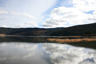 宁静湖面与远山倒影