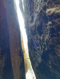 狭窄峡谷间的一线天光