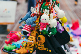 可爱多彩毛绒挂件展示