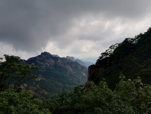 云雾缭绕的壮美山峦