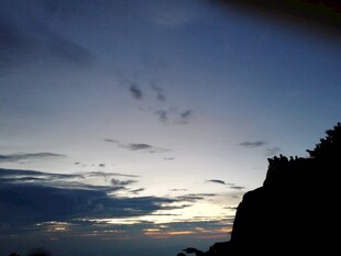 黄昏时分的天空与山影