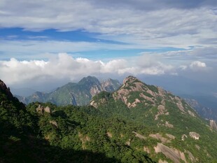 壮美山峦云海景观