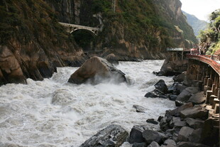 湍急河流穿山谷景观