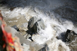 海浪拍击礁石的壮观景象