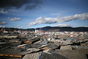 俯瞰城镇 远山与蓝天相伴