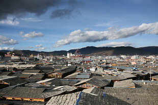 俯瞰传统村落屋顶景观