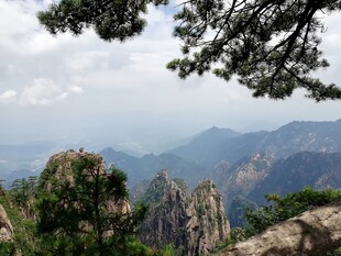 壮美山景 松立峰巅