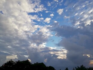 傍晚天空中的壮丽云层