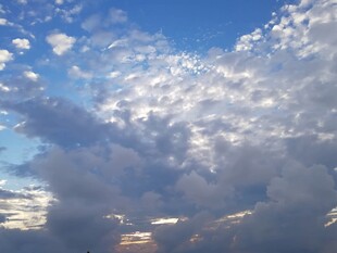 蓝天中的蓬松云朵