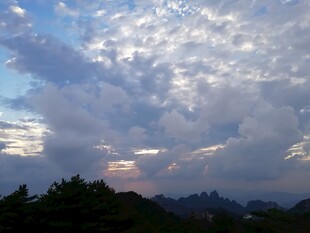 黄昏时分的天空与山峦