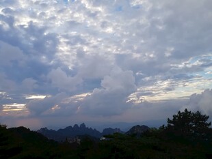 黄昏时分的天空与山林景色