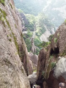 险峻山间窄道