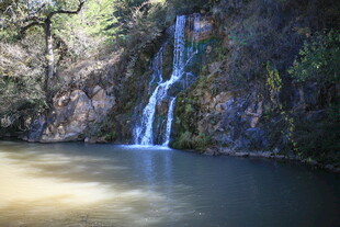 山间瀑布下的静谧水潭
