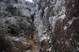 冬日覆雪的嶙峋岩壁