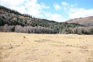 山间开阔草地风景