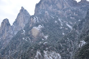 巍峨雪山峻岭壮丽风光