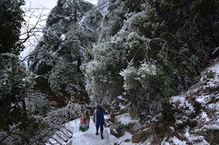 雪中山间徒步的旅人