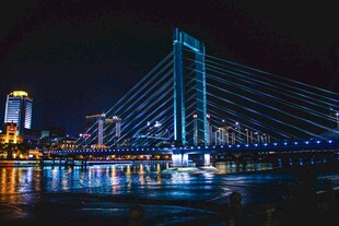 城市夜景中的璀璨桥梁