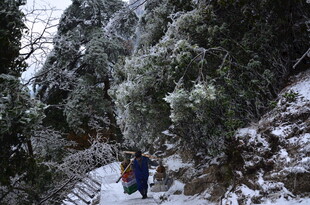 雪中山间行人漫步美景
