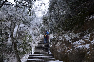 雪覆石阶上的徒步者