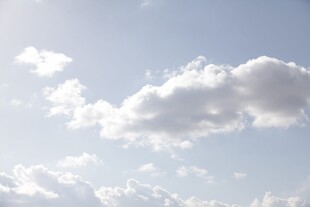 晴朗天空中的蓬松白云