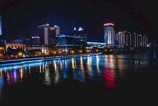 城市夜景河畔璀璨倒影