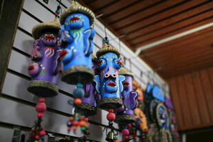 色彩斑斓的手工木偶展示