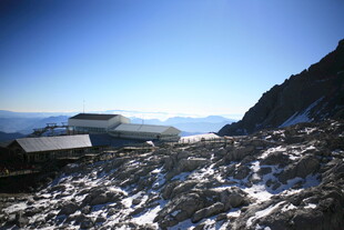 雪山下的建筑景观